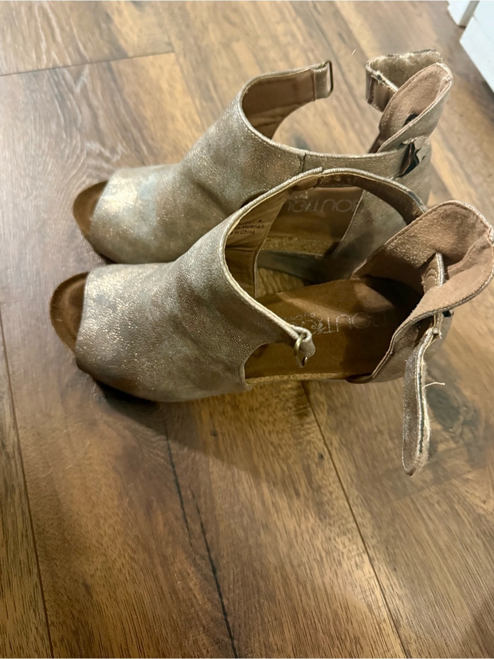 Women’s Open-Toe Block Heel Sandals in Metallic Taupe